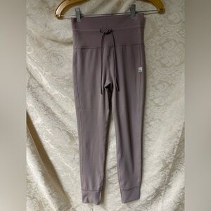 NWOT Vuori Daily Legging in light mauve Heather
